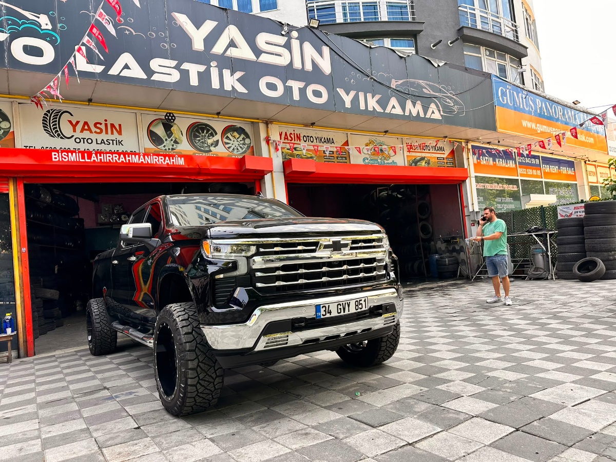 Siyah Pickup ile Servis Önü